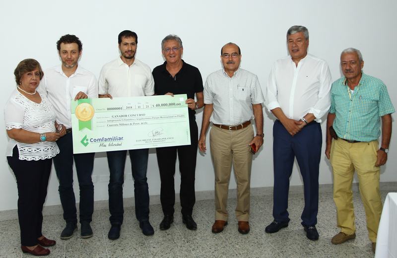 Luis Miguel Losada Polanco, Director Administrativo Comfamiliar junto con personalidades del jurado y arquitectos ganadores de la propuesta.